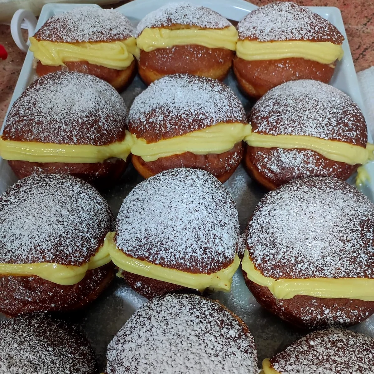 Berlines rellenos de crema pastelera con azúcar flor