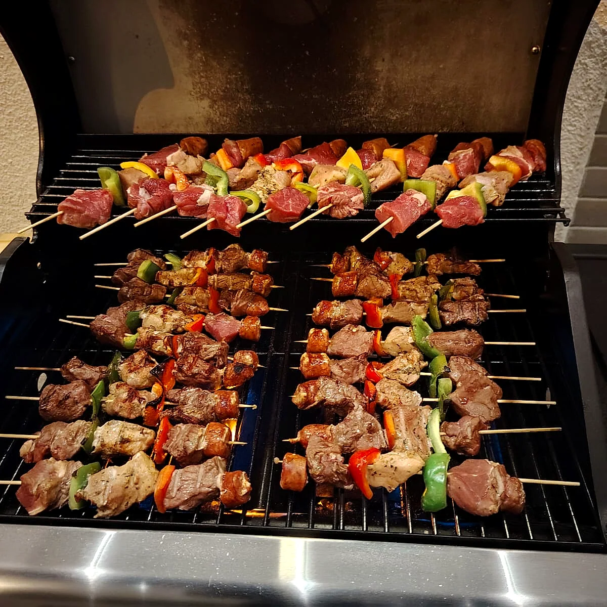 Brochetas de carne y verduras en la parrilla